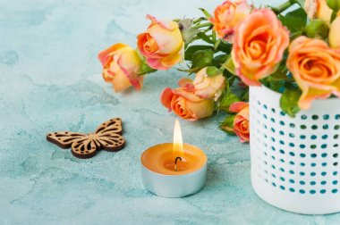 Nane vazo ve yanan mum taze turuncu gül çiçek