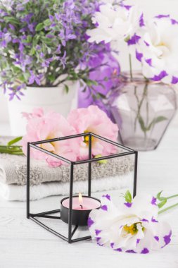 Havlu, çiçekler, çakıl taşları ile Spa kompozisyon