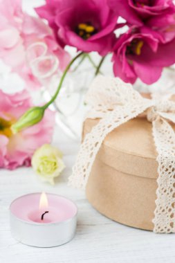 Hediye ve kırmızı eustoma el hazırlanmış