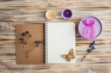 Defter, lavanta çiçekler, mumlar, kelebek