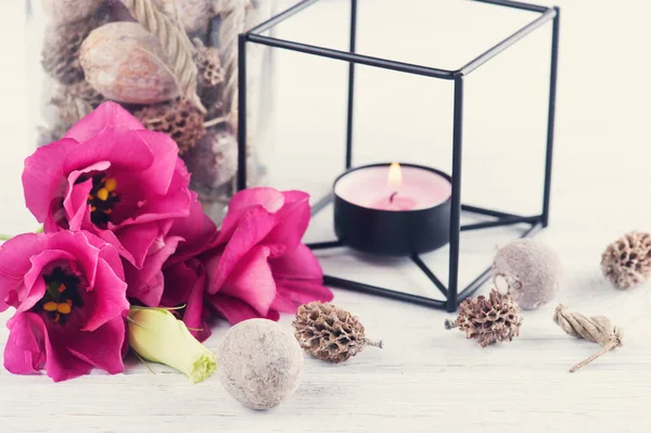Composición SPA con vela, flores, decoración —  Fotos de Stock