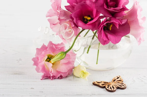 Roze rode eustoma bloemen en vlinder — Stockfoto