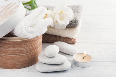 Ahşap arka plan üzerinde banyo aksesuar seti