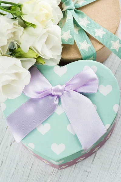 Hediye kutuları ve yay 