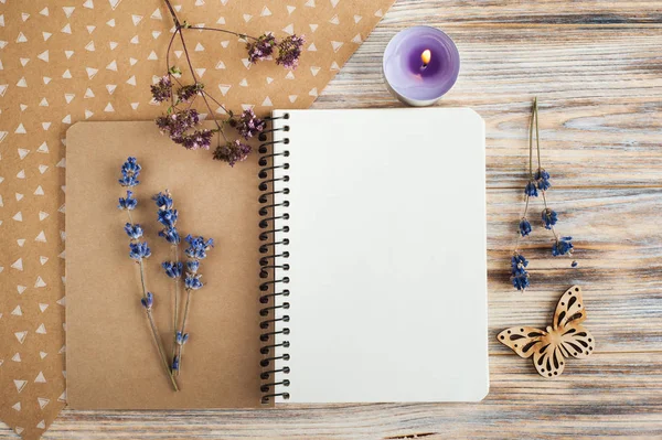 Defter, lavanta çiçekler, mumlar, kelebek