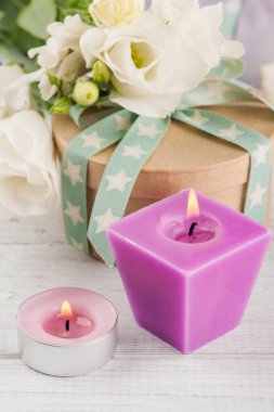 Aranjman beyaz eustoma çiçek, hediye kutuları