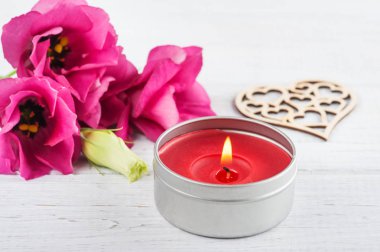 pembe mor eustoma çiçek ve ahşap kalp