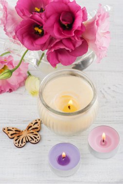 Pembe kırmızı eustoma çiçek ve kelebek