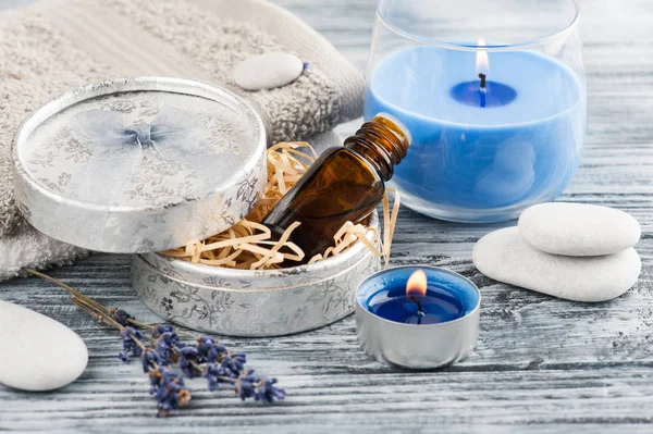 Wellness-Komposition mit ätherischem Öl, Lavendelblüten — Stockfoto