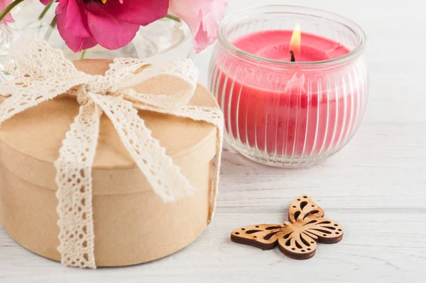 Hediye ve kırmızı eustoma el hazırlanmış