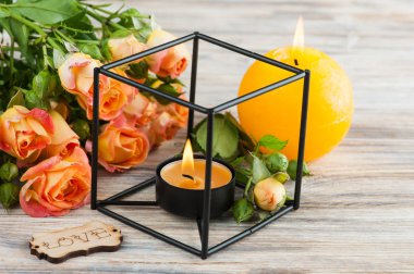 Taze turuncu gül çiçek ve yanan mumlar