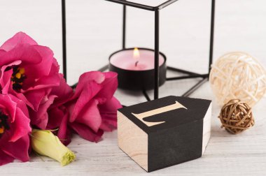 Mum, çiçek, L harfi ile Spa kompozisyon