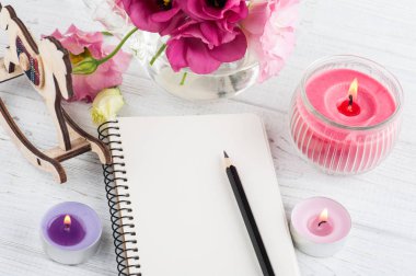 Boş defter, mumlar, eustoma çiçek