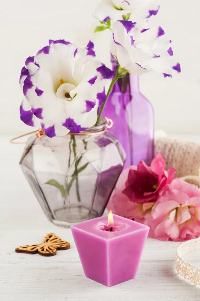 Paars rood eustoma bloemen op witte tafel — Stockfoto
