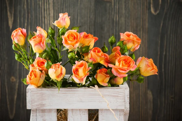 Świeżych kwiatów róży pomarańczowy w rustykalnym stylu pole — Zdjęcie stockowe