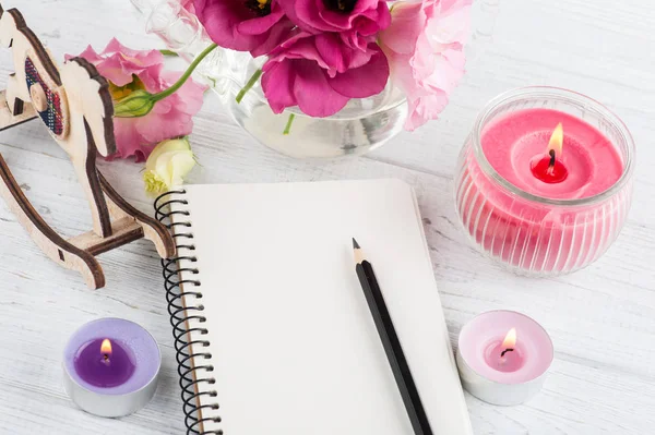 Boş defter, mumlar, eustoma çiçek