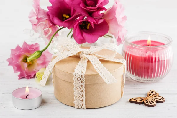 Hediye ve kırmızı eustoma el hazırlanmış