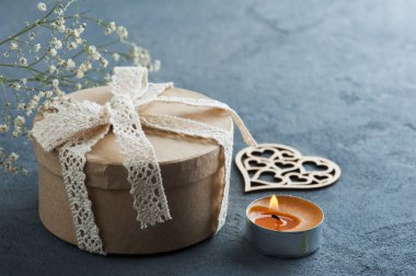 Fiyonklu, yanan mum el hazırlanmış hediye