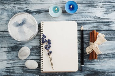Defter, lavanta çiçekler, mumlar, çakıl