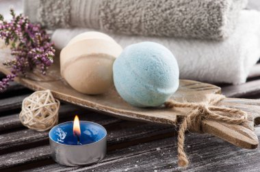 Mavi vanilya banyo bombalar, heather çiçekler ile Spa kompozisyon