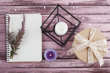 Defter, heather çiçekler, mumlar