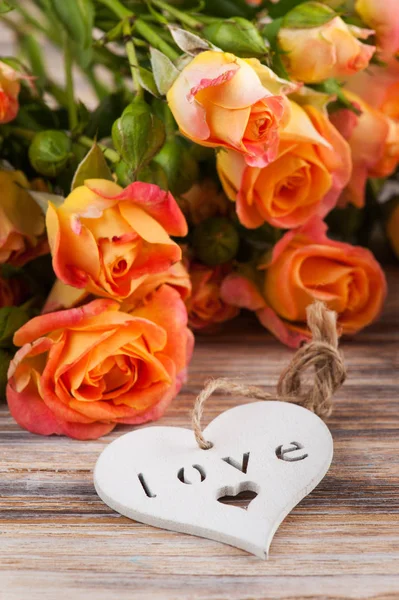 Ahşap arka plan üzerinde taze turuncu gül çiçek