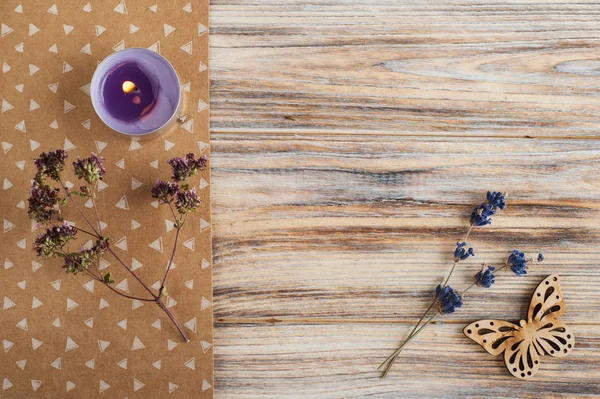 Fiori di lavanda, candela viola, farfalla — Foto Stock