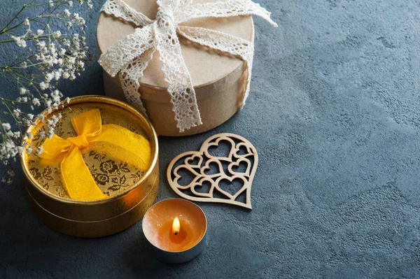 Fiyonklu, yanan mum el hazırlanmış altın hediye