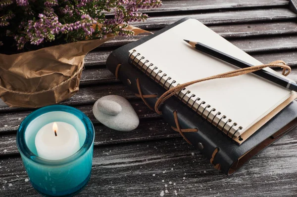 Defter, heather çiçekler, mumlar