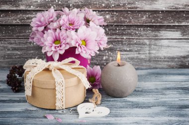 Beton tencerede pembe krizantem 