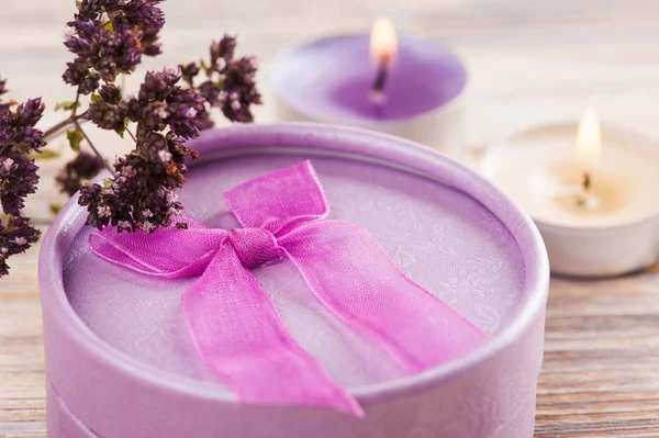 Handgemaakte paarse cadeau met strik — Stockfoto