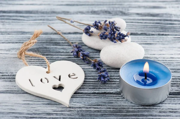 Lavanta çiçekleri, mavi yanan mum ve kalp — Stok fotoğraf