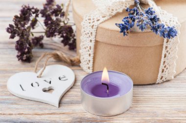 Dantel fiyonklu, lavanta çiçeği, hediye mum yaktı