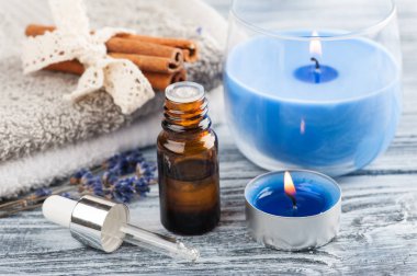 Uçucu yağ, lavanta çiçekleri ile Spa kompozisyon