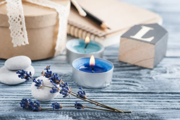 Notebook, kaarsen, lavendel en pebble — Stockfoto