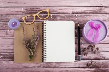 Defter, heather çiçekler, mumlar