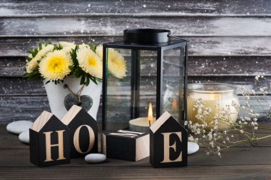 Mumlar ile beton tencerede sarı krizantem