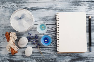 Defter, lavanta çiçekler, mumlar, çakıl