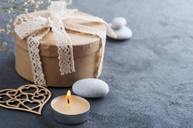 Dantel fiyonklu, kalp el hazırlanmış hediye