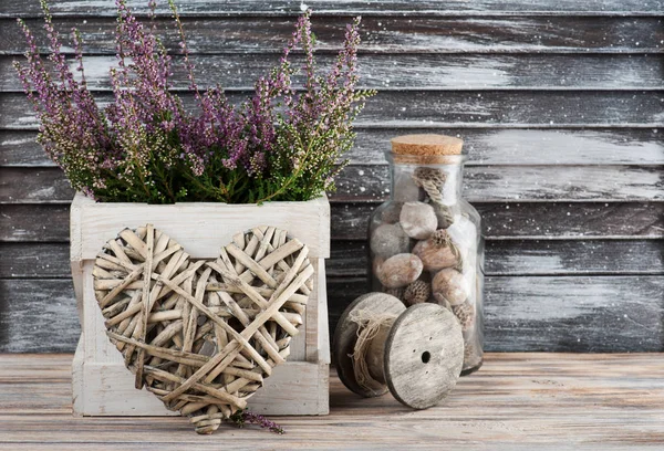 Brezo rosa, corazón de mimbre y decoración de madera —  Fotos de Stock