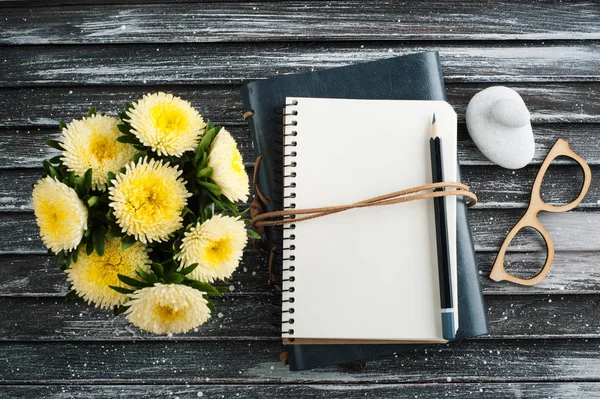 Cuaderno abierto, flores de margarita amarilla — Foto de Stock