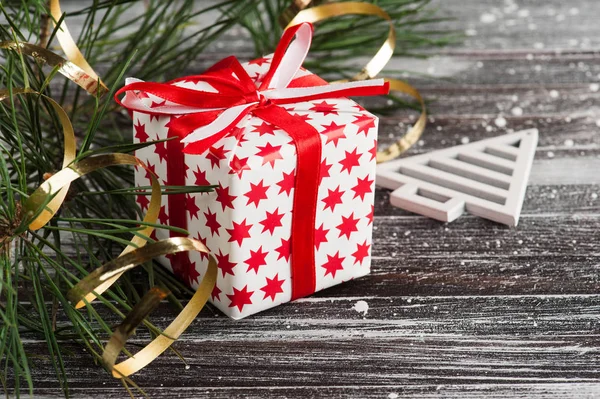 Árbol de Navidad y caja de regalo roja — Foto de Stock