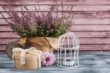 Tencerede, hediye kutusu dantel yay ile pembe heather