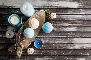 Mavi vanilya banyo bombalar, heather çiçekler ile Spa kompozisyon