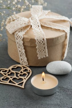 Dantel fiyonklu, kalp el hazırlanmış hediye