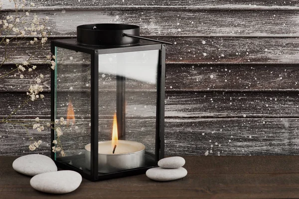 Fener mum ve çakıl taşları ile