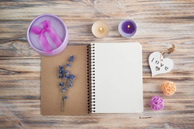 Defter, lavanta çiçekler, mumlar