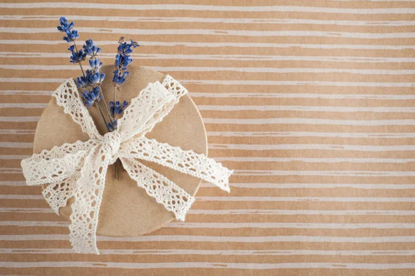 Regalo con lazo de encaje, flor de lavanda —  Fotos de Stock