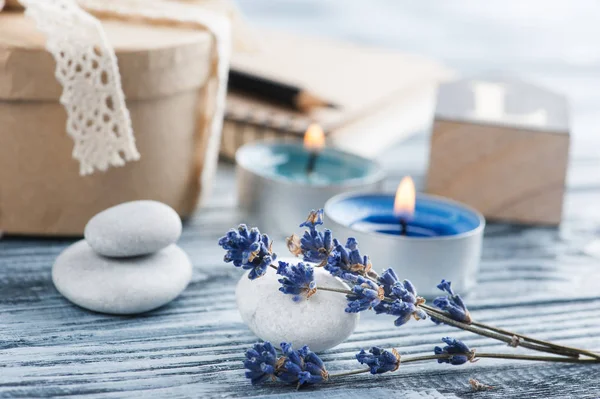 Cuaderno, flores de lavanda, velas, guijarros —  Fotos de Stock