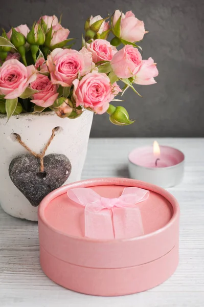 Roses roses en pot en béton avec bougie — Photo